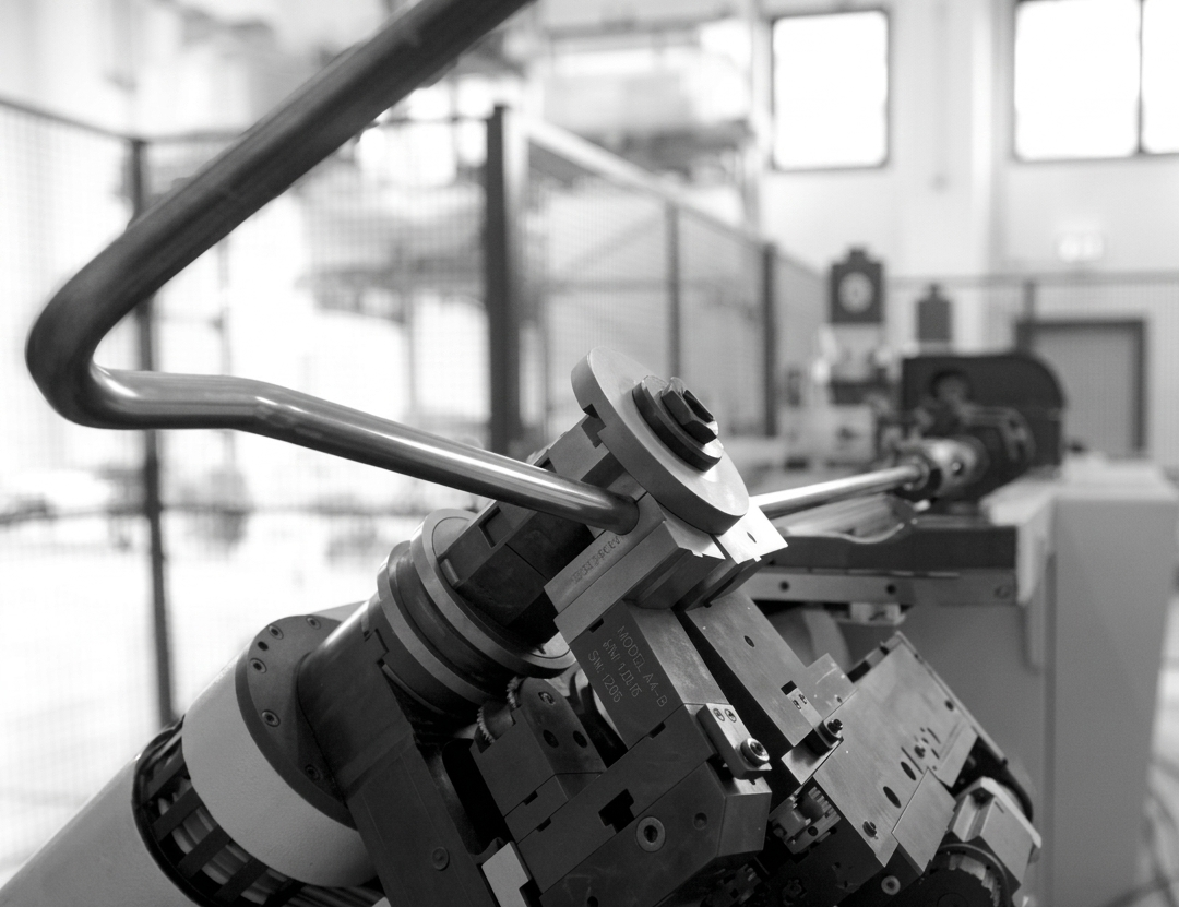 Piegatrice CNC che sagoma un tubo del telaio in acciaio